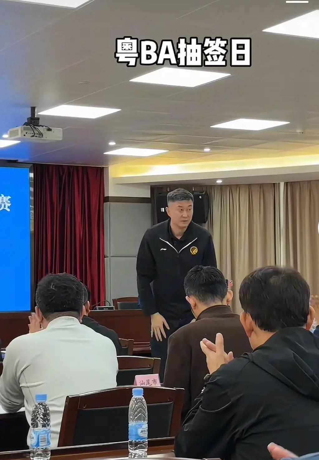 APP下载-早上十一点！杜锋最新职位曝光，胡明轩又去医院，徐杰最新伤情