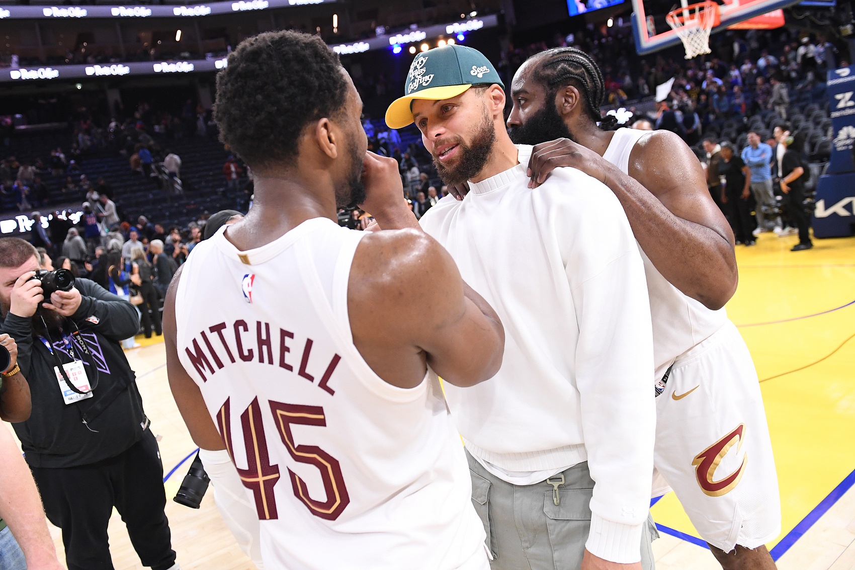 hth sports-张佳玮：库里本赛季只打一半但有7个3+1排联盟第三 哈登14个第一